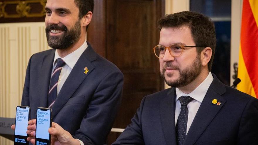 Roger Torrent i Pere Aragonès mostrant els pressupostos de la Generalitat als seus telèfons mòbils