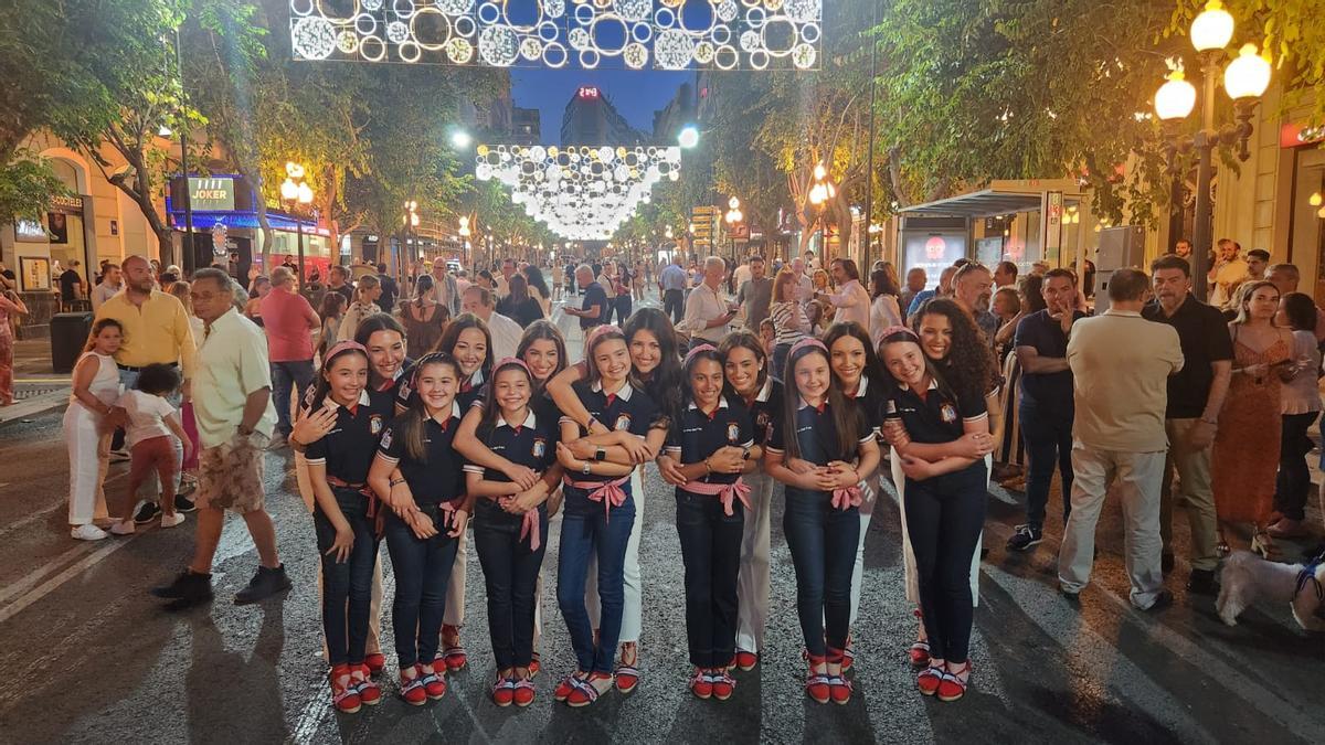 Un detalle de las Belleas del Foc, junto a sus damas