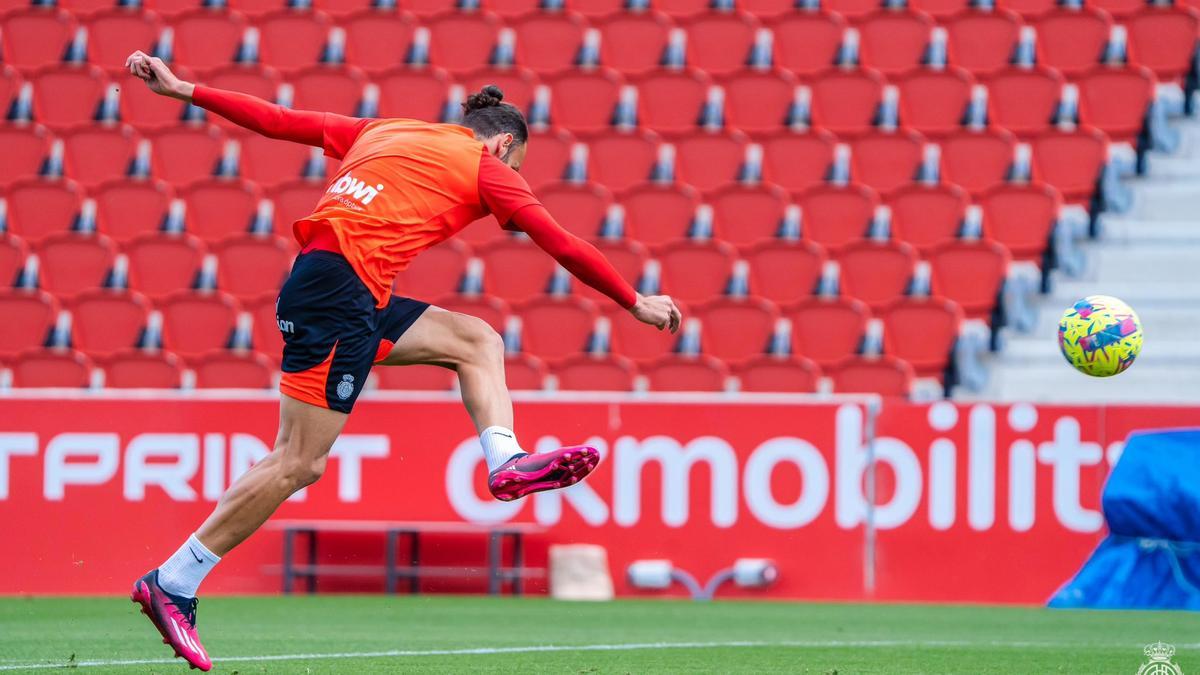 Muriqi remata a puerta durante el entreno en Son Moix.