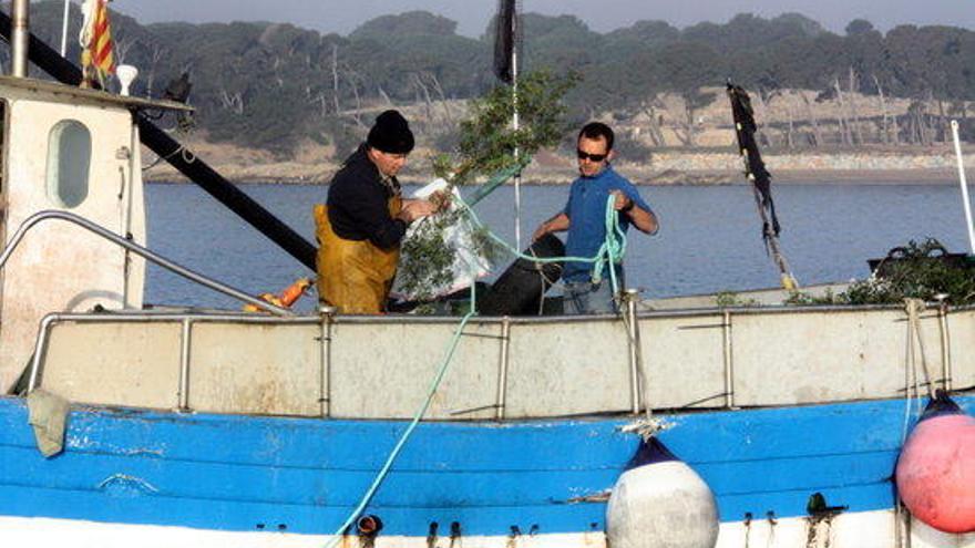 Uns pescadors preparant les branques.