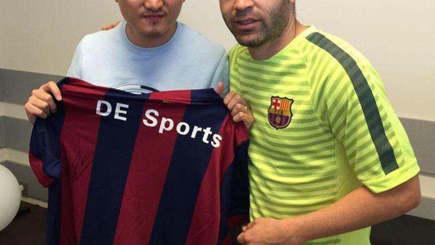 Uno de los integrantes de Double-Edged Sports, con Andrés Iniesta.