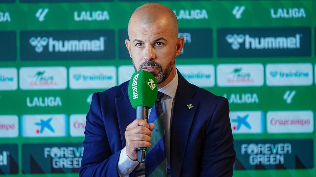 Manu Fajardo en los medios del Real Betis antes del partido de Conference League frente al FC Kryvbas