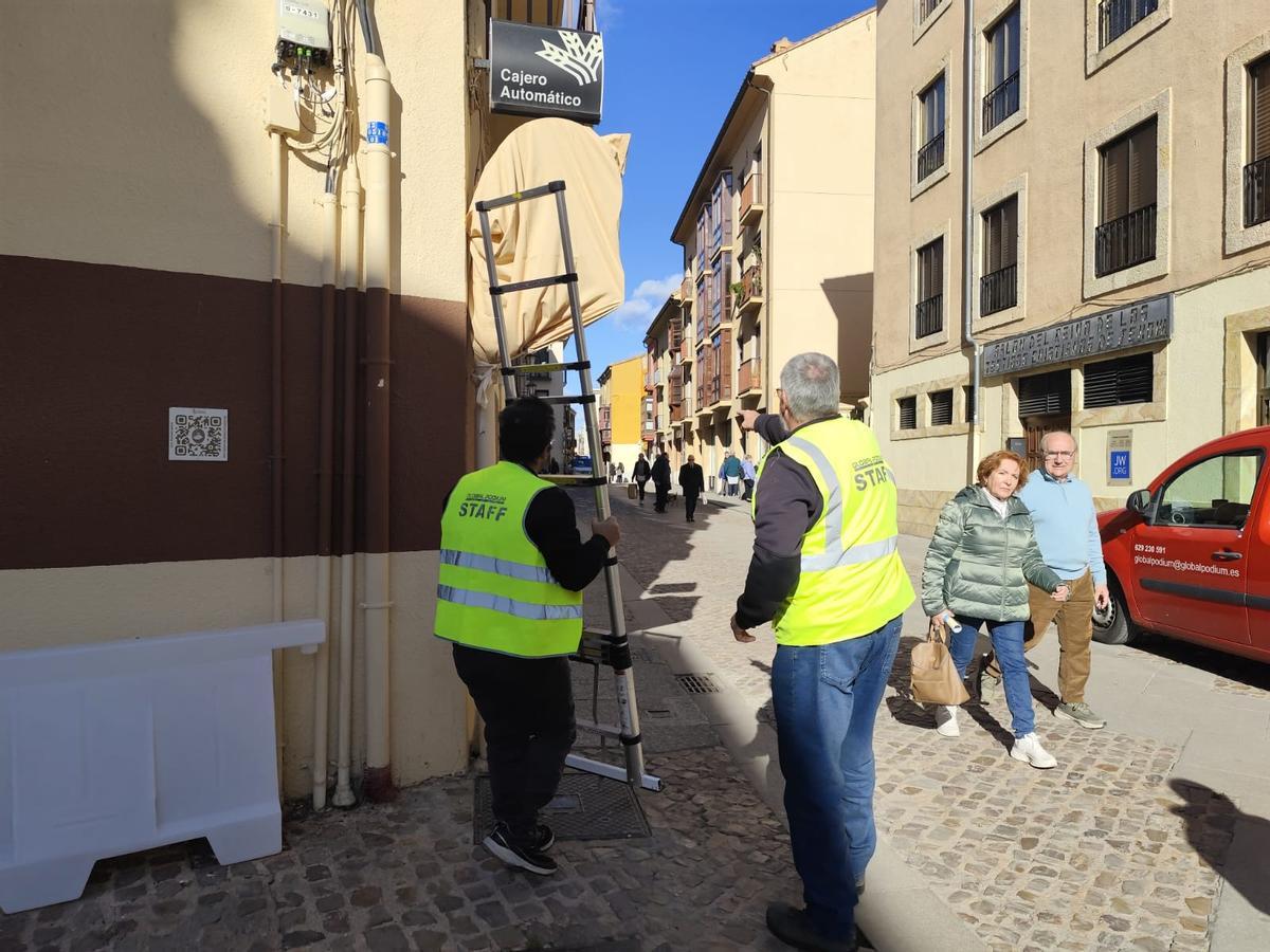 Tapado de señales antes del paso de una procesión en la rúa de los Francos.