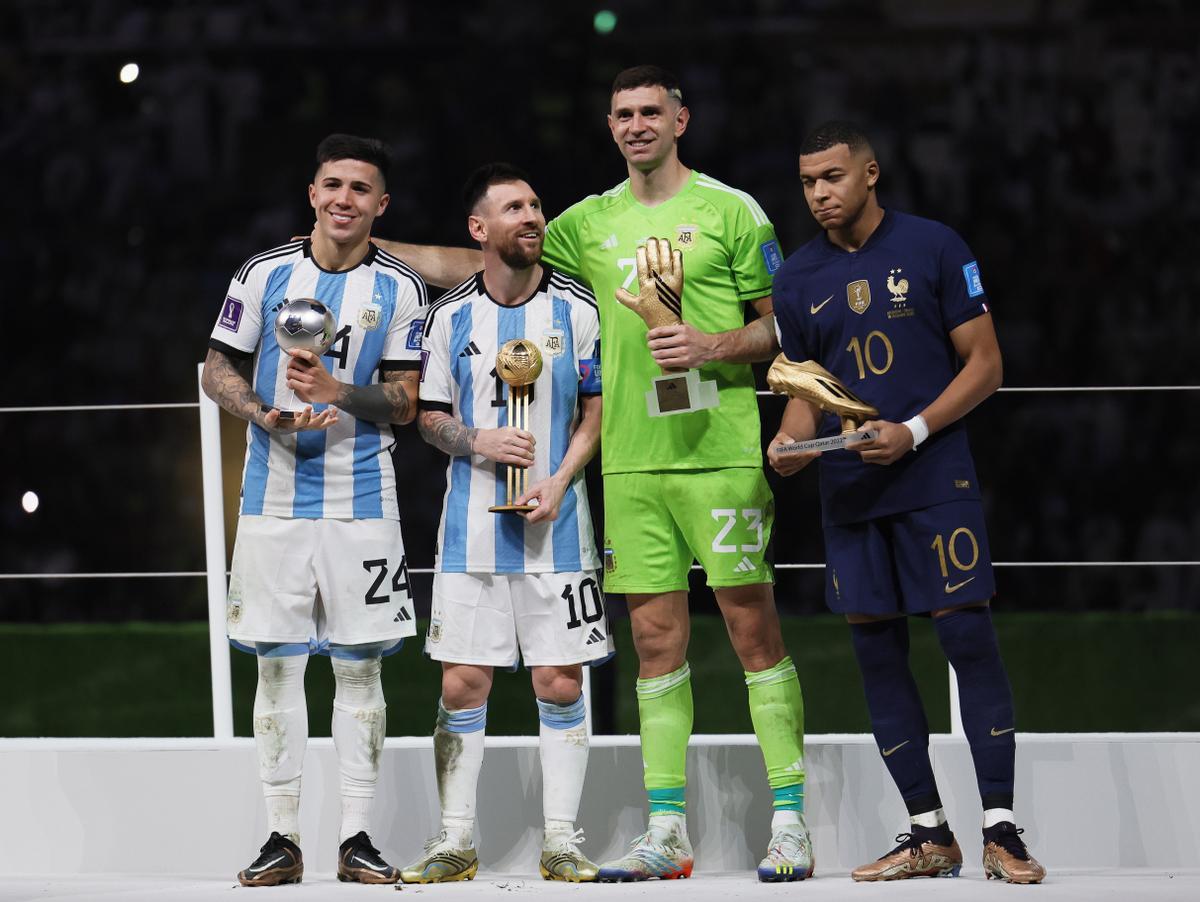 Lusail (Qatar), 18/12/2022.- Argentinian players (L-R) Enzo Fernandez, Lionel Messi, goalkeeper Emiliano Martinez, and France’s Kylian Mbappe pose with their award trophies after the FIFA World Cup 2022 Final between Argentina and France at Lusail stadium in Lusail, Qatar, 18 December 2022. Argentina won 4-2 on penalties. (Mundial de Fútbol, Francia, Estados Unidos, Catar) EFE/EPA/Ronald Wittek