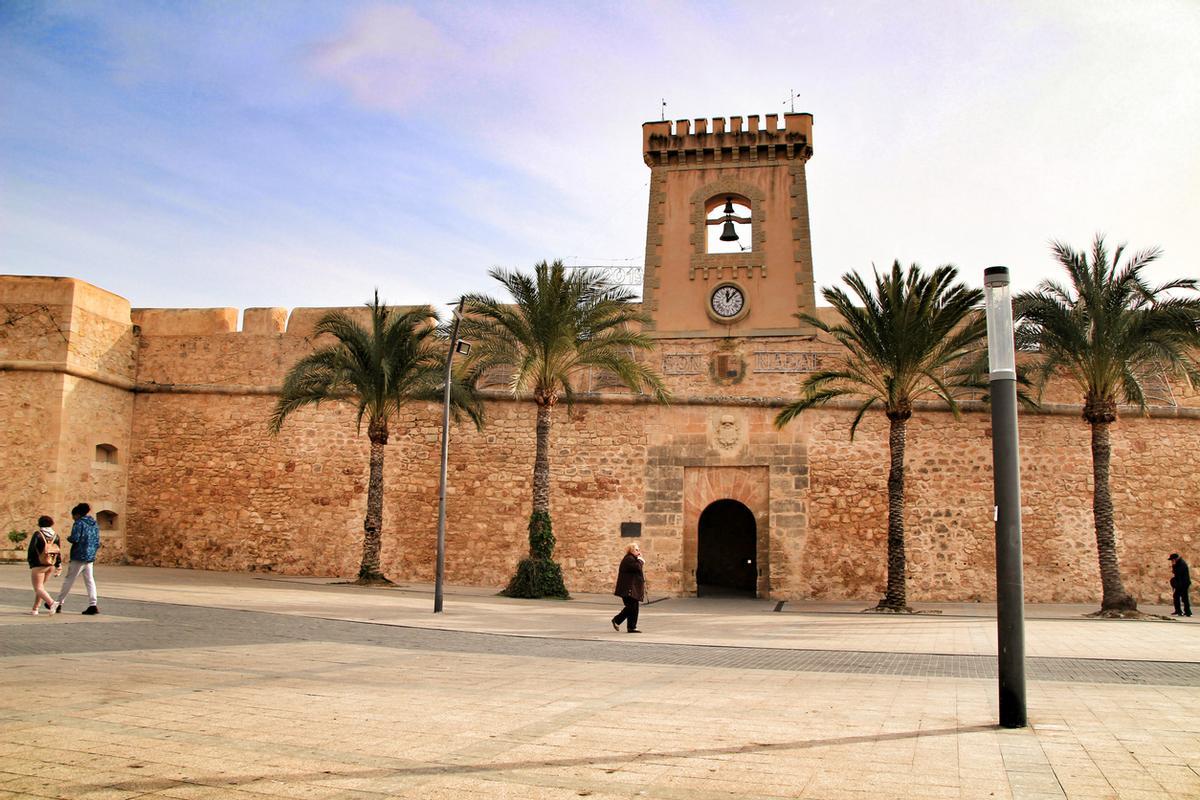 Castillo fortaleza de la aldea pesquera de Santa Pola, España