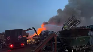 Alarma al desatarse un pavoroso incendio en un desguace de Molina de Segura