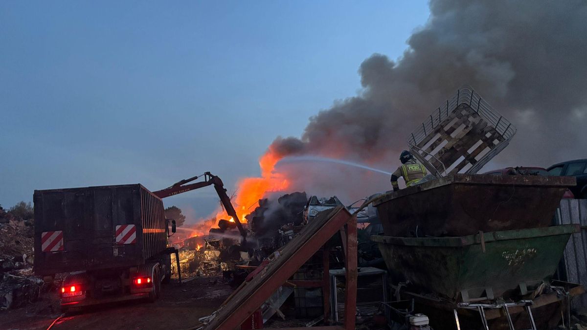 Incendio en un desguace de Molina de Segura