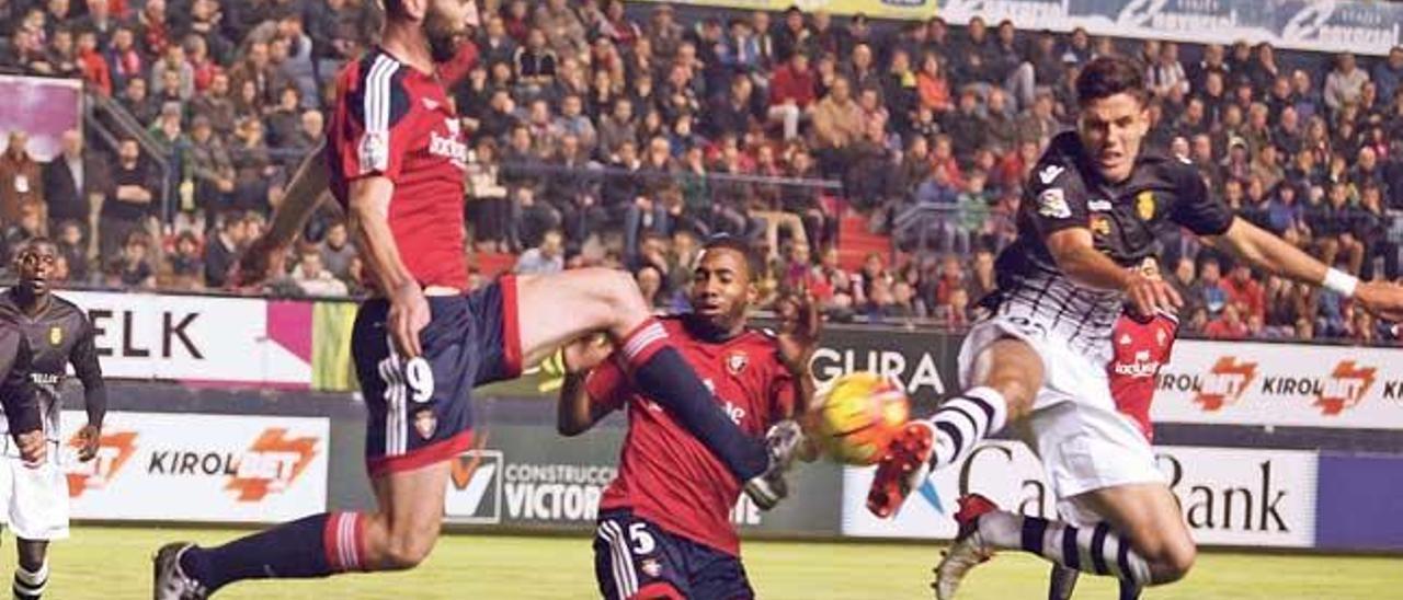 Yuste disputa el balón con un jugador de Osasuna, en la última derrota del Mallorca a domicilio.