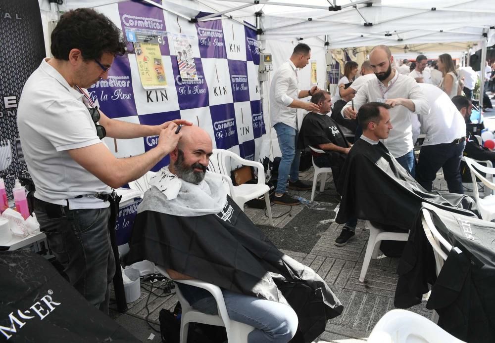 Las jardines de Méndez Núñez se convierten en peluquería improvisada por una buena causa. Más de 70 peluqueros de diferentes puntos de España participaron en la Barbería Solidaria.