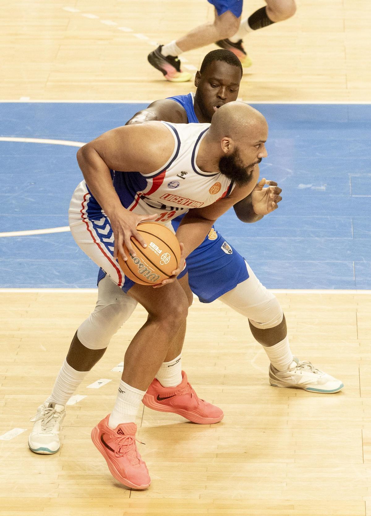Kevin Larsen protege la bola durante el último triunfo en el Centro de Tecnificación de Alicante.