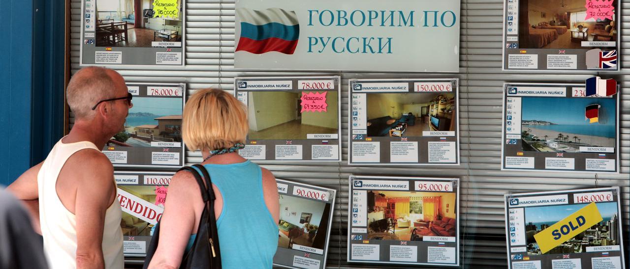 Un cartel en ruso en una inmobiliaria de Benidorm