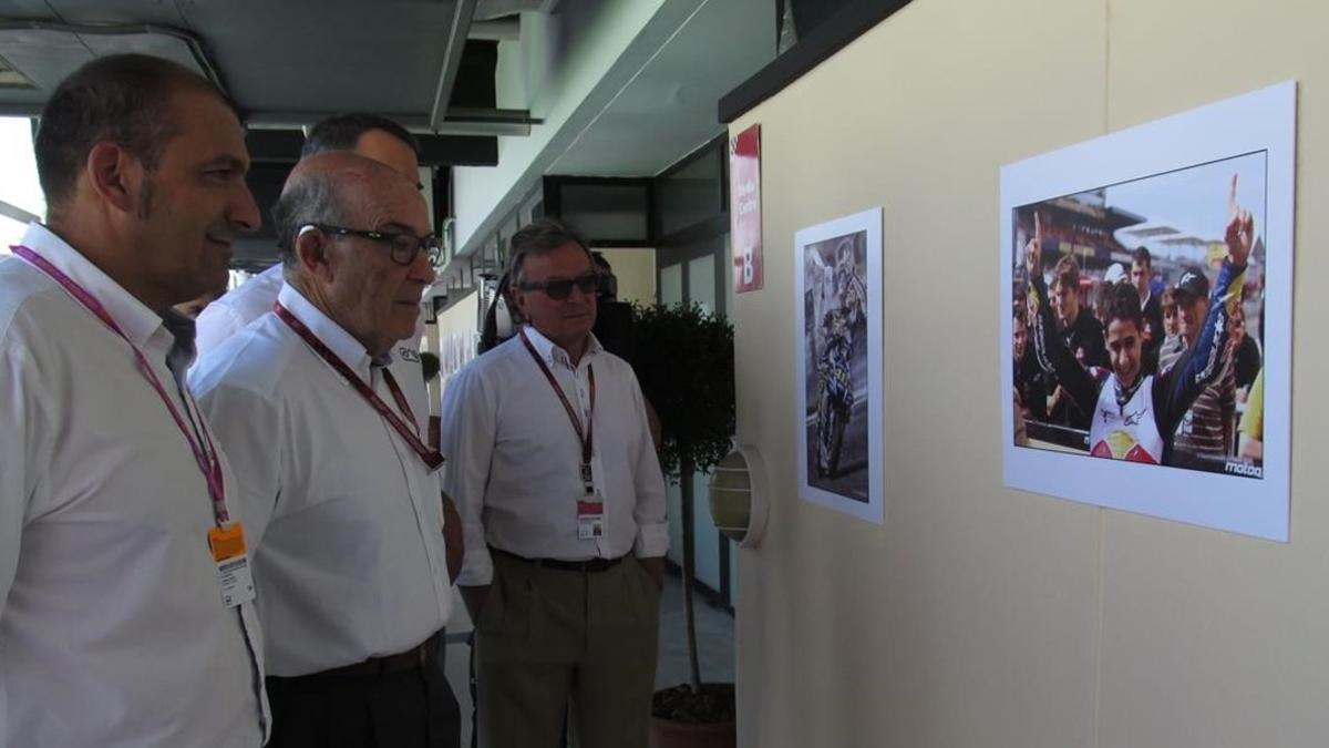 Pere Mas, presidente de la Federación Balear de Motociclismo; Carmelo Ezpeleta, máximo responsable del Mundial y Ángel Viladoms, presidente de la Federación Española, han inuragurado hoy, en el Circuit, una exposición que recuerda a Luis Salom.