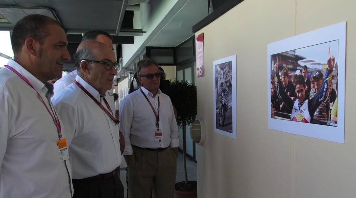 Pere Mas, president de la Federació Balear de Motociclisme; Carmelo Ezpeleta, màxim responsable del Mundial, i Àngel Viladoms, president de la Federació Espanyola, han inaugurat avui, al circuit, una exposició que recorda Luis Salom.