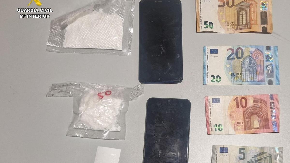 Cocaína, dinero y móviles incautados por la Guardia Civil a este detenido.
