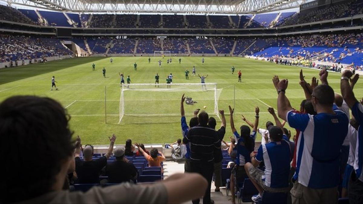 Los seguidores de 'La Curva' celebran un gol en un partido amistoso.