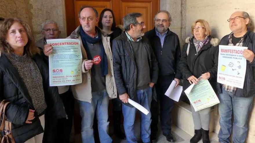 Representantes de SOS Sanidade Pública.  // CIG