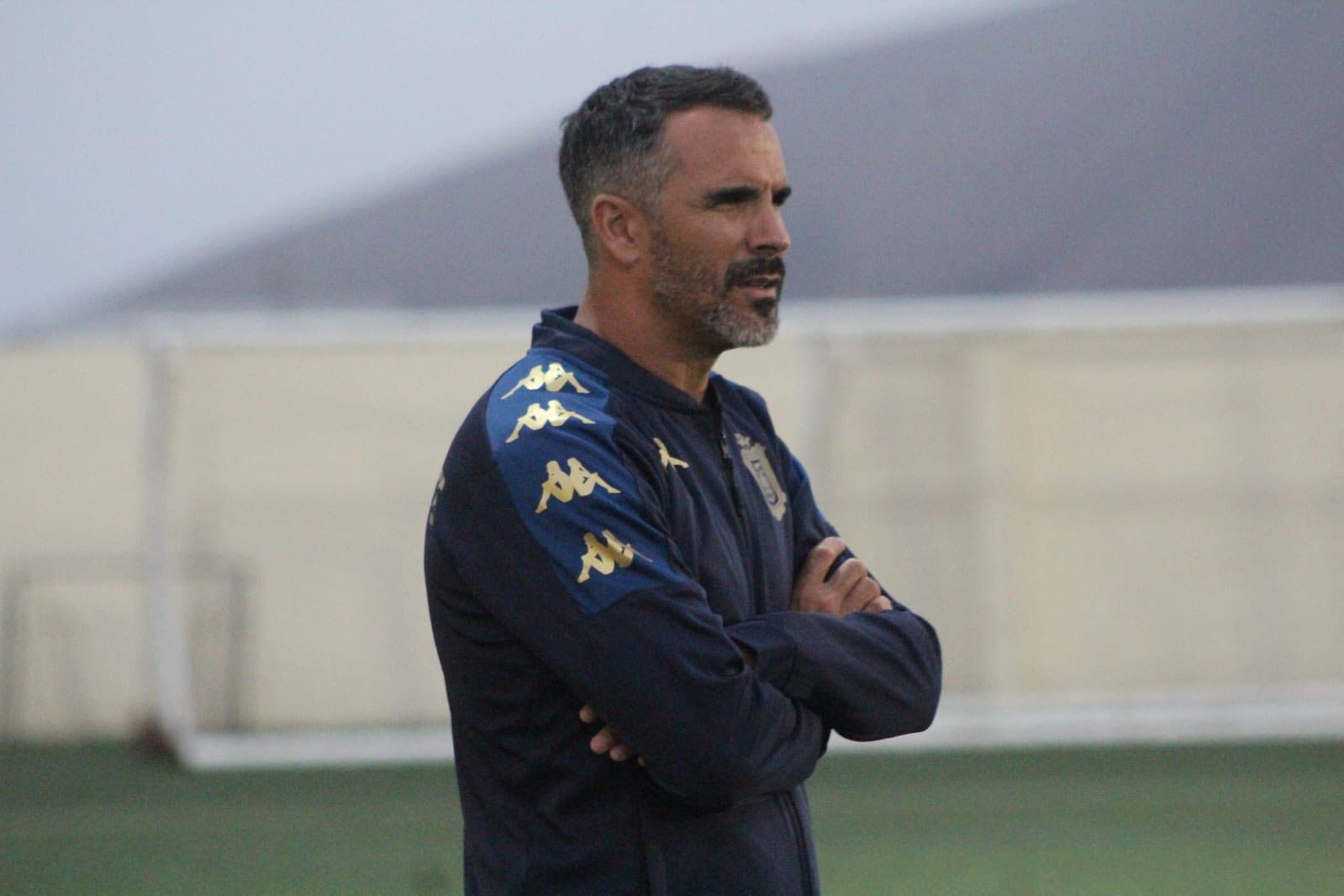 Ángel López observa a sus jugadores durante una sesión de entrenamiento.