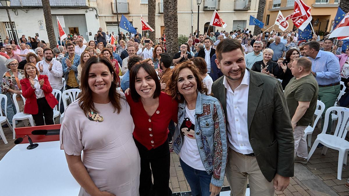María Jesús Montero, entre Diana Morant y José Manuel Prieto, en un mitin electoral en Gandia.