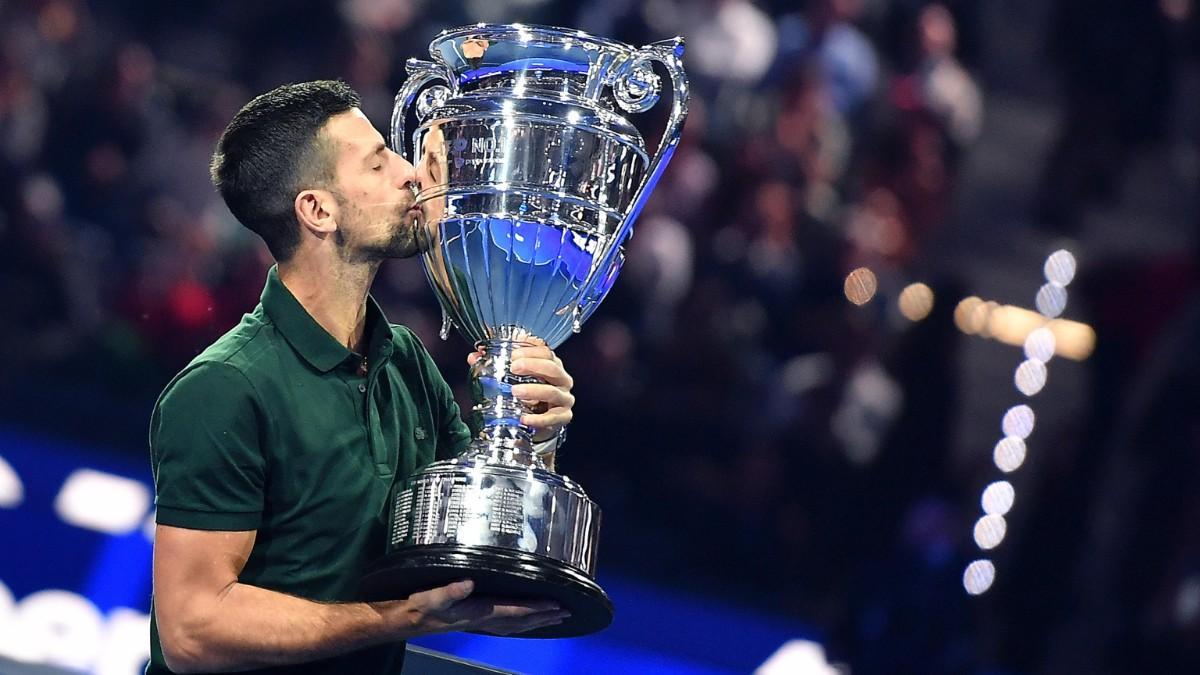 Djokovic, junto al trofeo del número uno