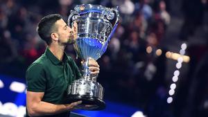 Djokovic, junto al trofeo del número uno