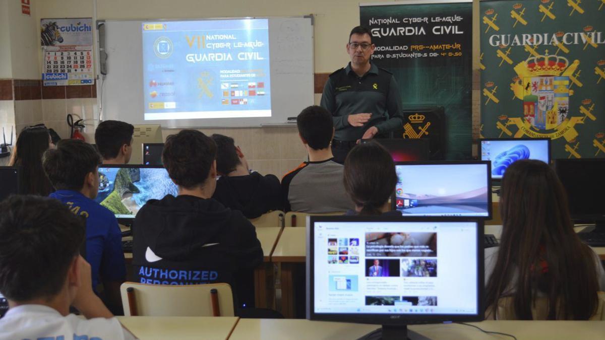 El comandante explicando en qué consiste la «Ciberliga».