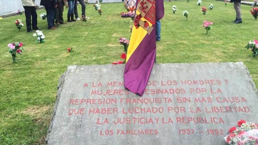 IU celebra el aniversario de la II República en la fosa común.