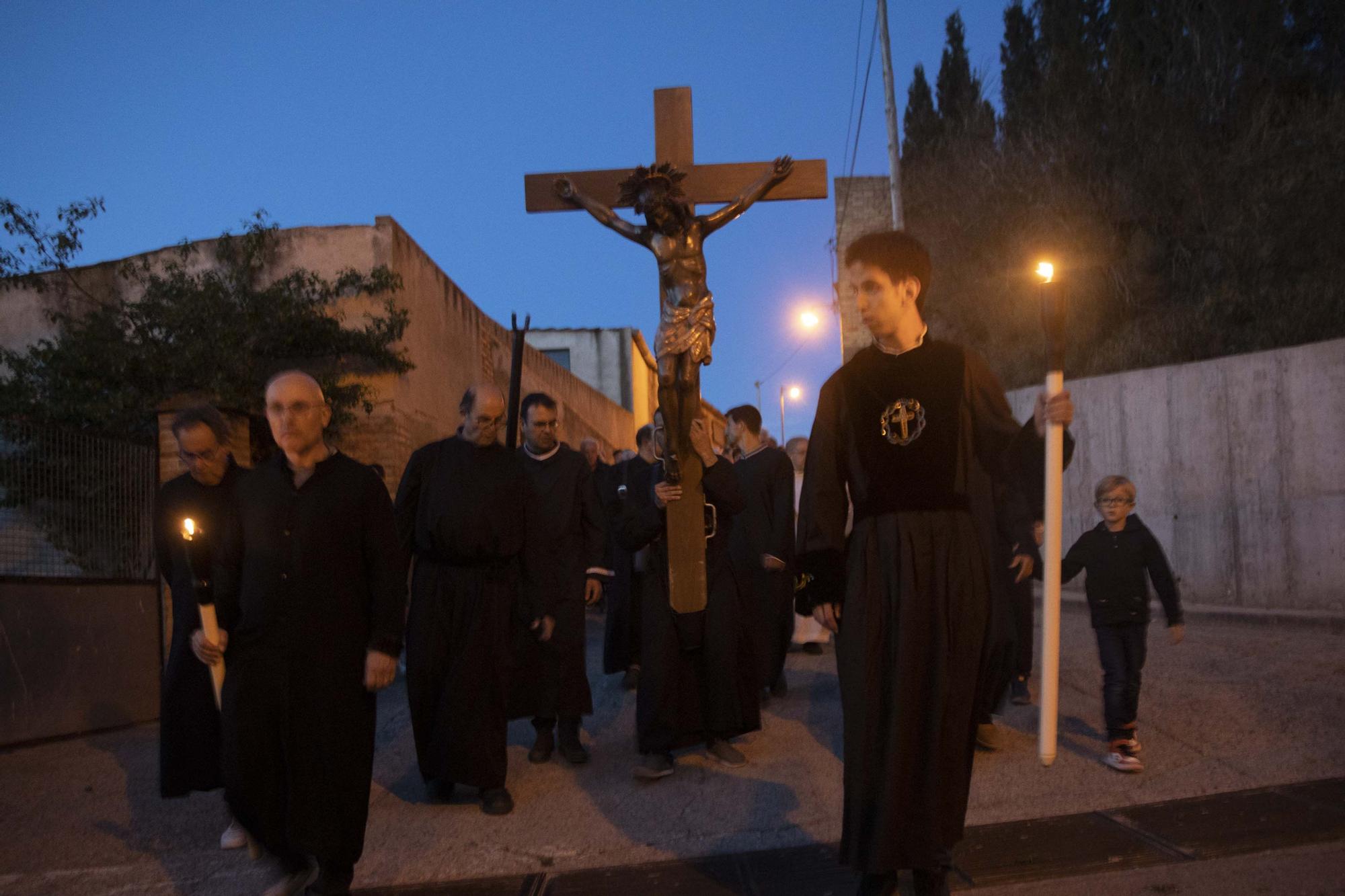 Peralada treu al Sant Crist Negre en processó invocant la pluja