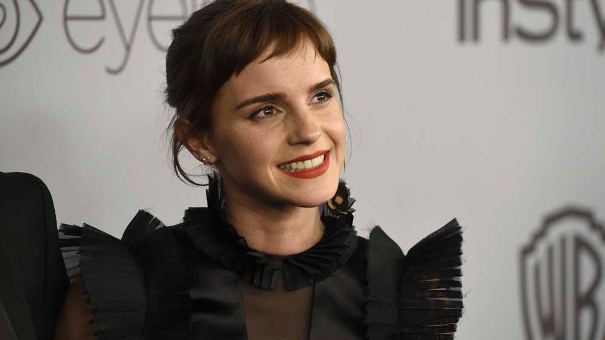 Emma Watson con vestido negro de volúmenes