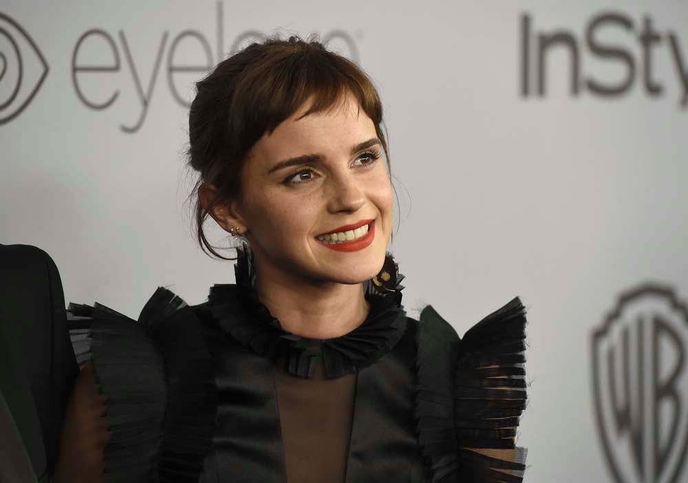 Emma Watson con vestido negro de volúmenes