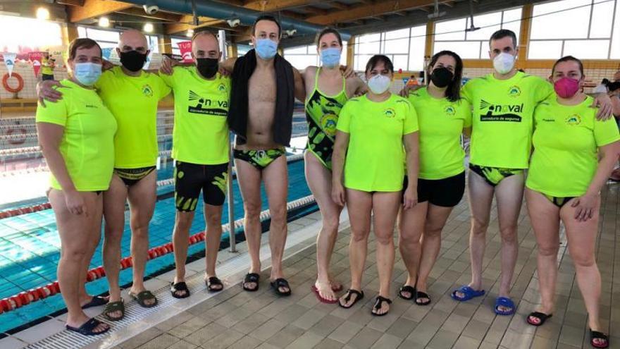 Delegación vilagarciana en la piscina municipal de Carballo. |  // FDV