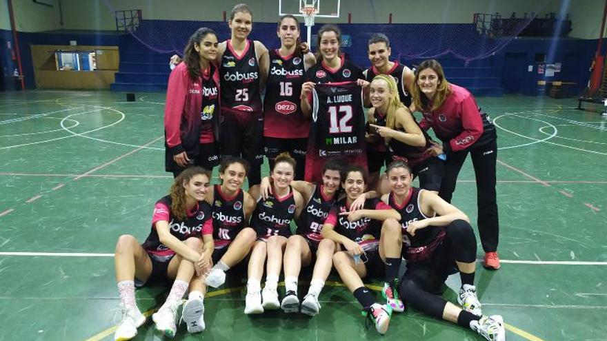 El Dobuss Córdoba celebra la victoria en la cancha del EBG Málaga.