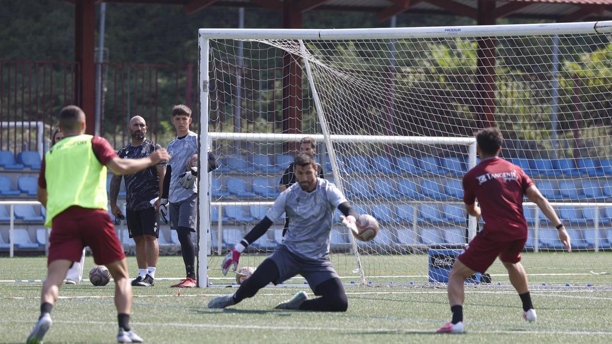 Álvaro Ratón, en el centro, durante un entrenamiento en La Toba.