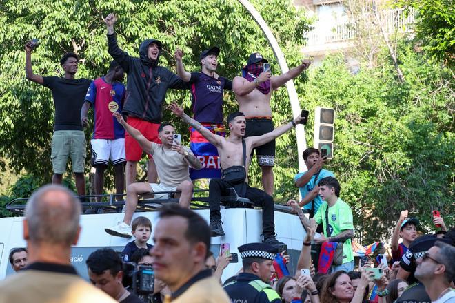 ¡De locos! Las mejores imágenes de una ciudad entregada al Barça