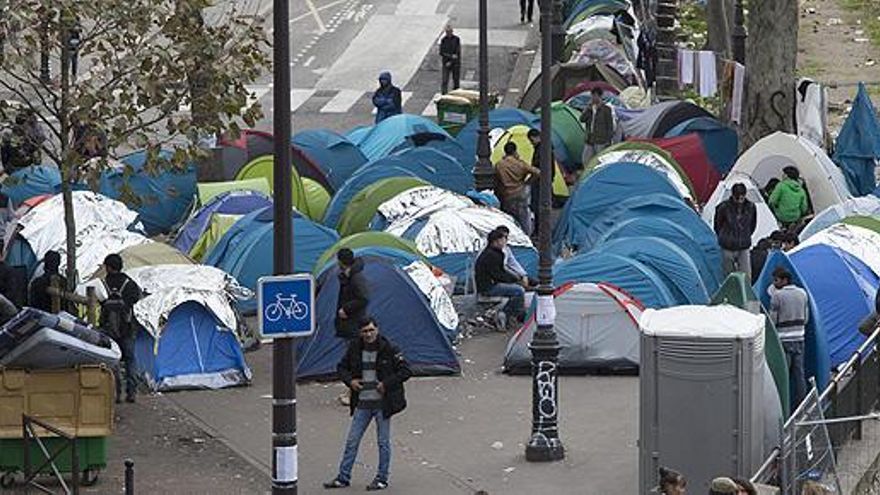 Crece el campamento de inmigrantes de París tras el desalojo del de Calais