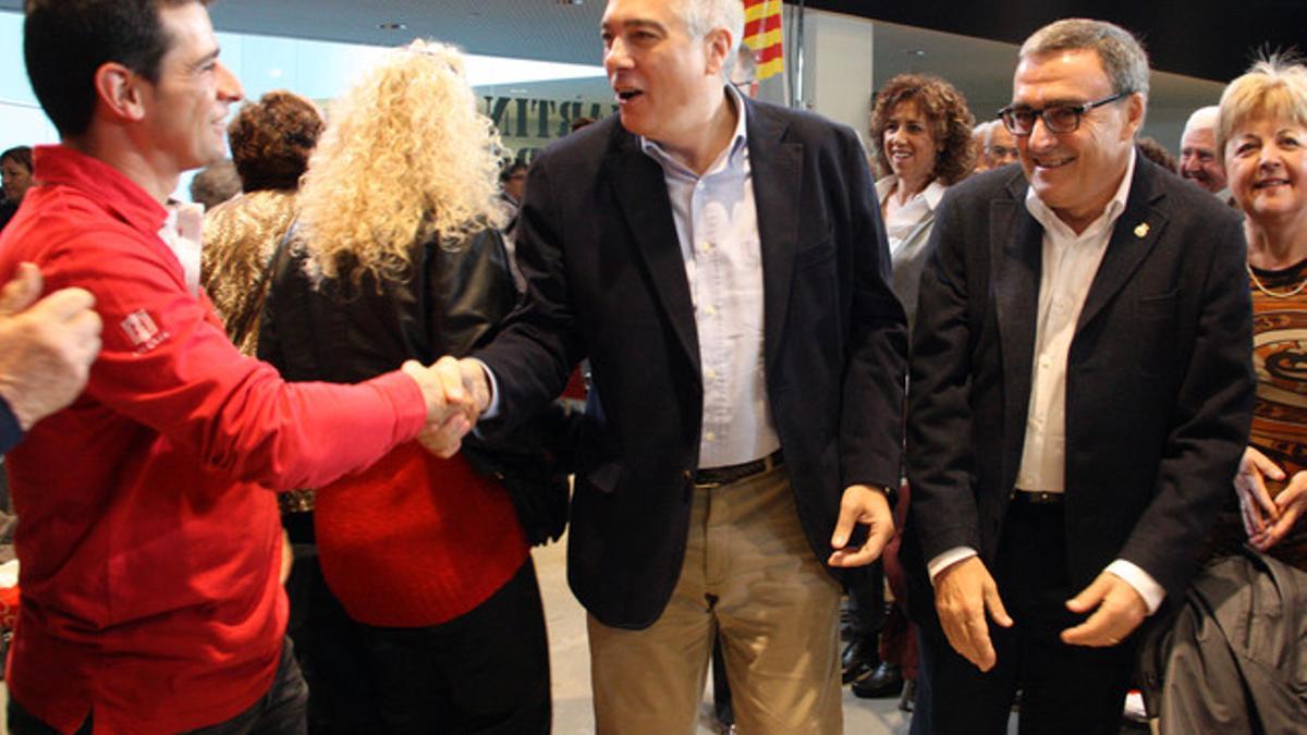 Pere Navarro saluda a asistentes al mitin del PSC, este domingo en Lleida.