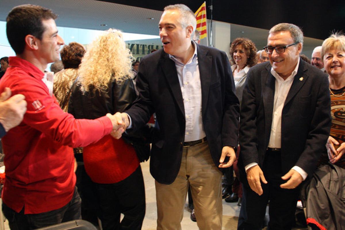 Pere Navarro saluda assistents al míting del PSC, aquest diumenge a Lleida. Pere Navarro saluda assistents al míting del PSC, aquest diumenge a Lleida.