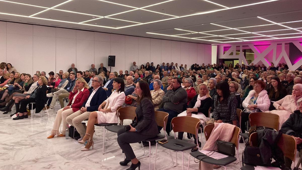 Ana Sala estuvo arropada por más de 300 personas en la presentación de Somos Calpe