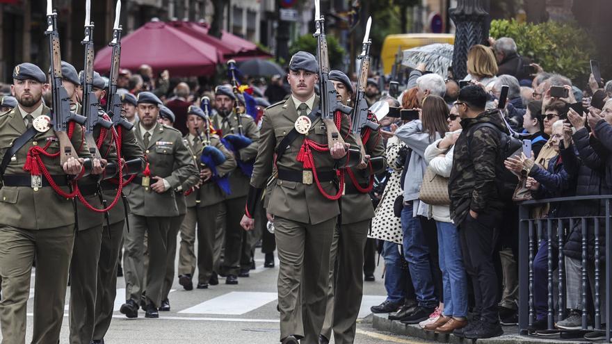 Multitudinario recibimiento al Ejército en Oviedo para el estreno del Día de las Fuerzas Armadas: &quot;Es una pasada&quot;