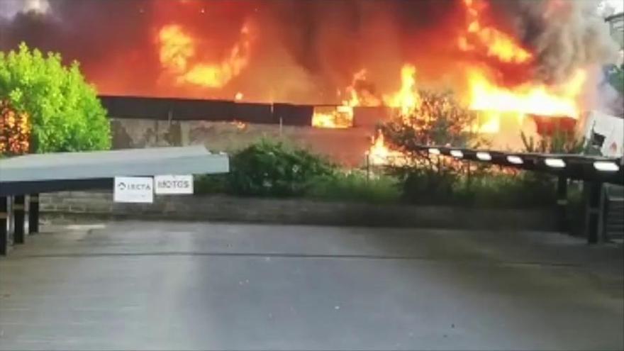 Un espectacular incendi consumeix una nau de reciclatge a Sarrià de Ter