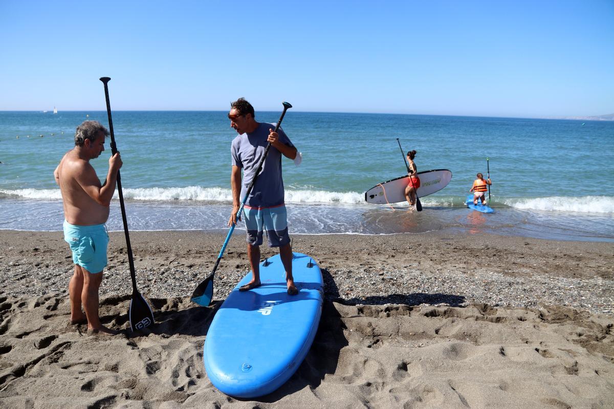 Aumenta la práctica de surf y paddel surf en las playas de Málaga