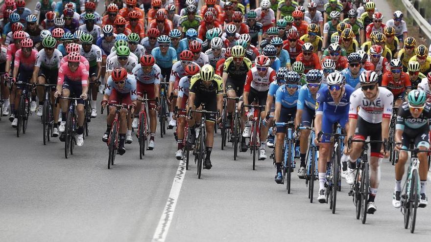 El pelotón de la Vuelta, en una etapa de 2020.