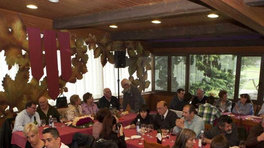 Asistentes a la comida en recuerdo de Manolín el de Llorío, en La Chalana.