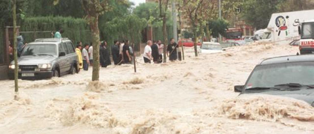 La avenida Doctor Rico, que está sobre el barranco de San Agustín, en la riada de 1997.