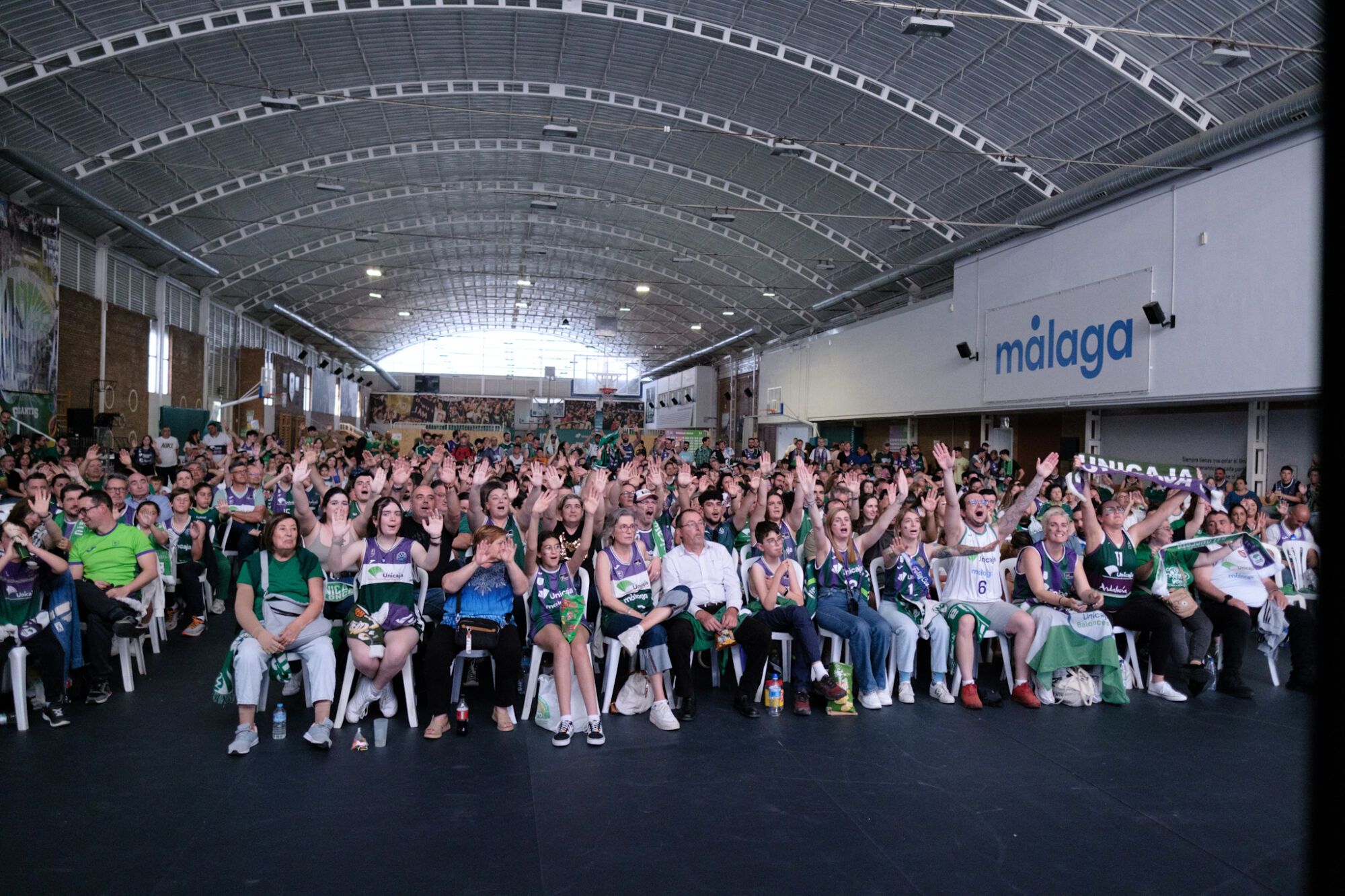 La afición del Unicaja sigue la final de la BCL en Los Guindos