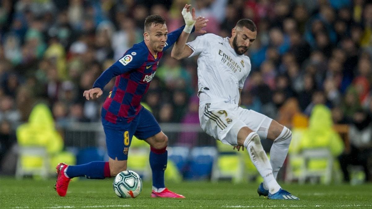 Arthur y Benzema pelean por el balón en el clásico del Bernabéu.