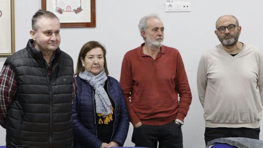 Por la izquierda, Sergio Álvarez, María José Cuervo, Manuel Cañete y José Miguel Bernardo, ayer, en la sede de la  federación vecinal en Moreda. | Marcos León