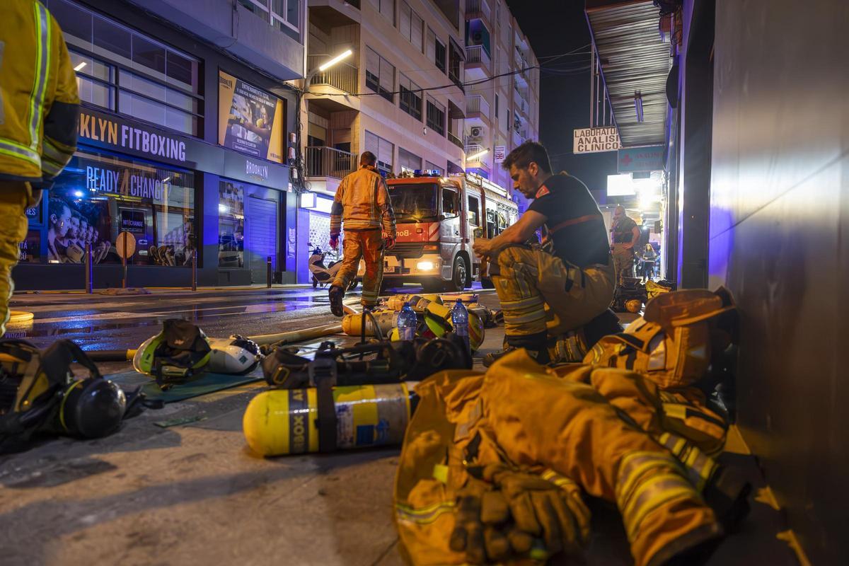 Un momento de la fase final de los trabajos de extinción del incendio