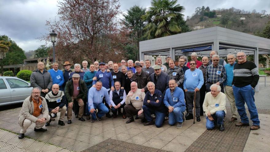 Encuentro de exalumnos del colegio Sagrada Familia de El Entrego