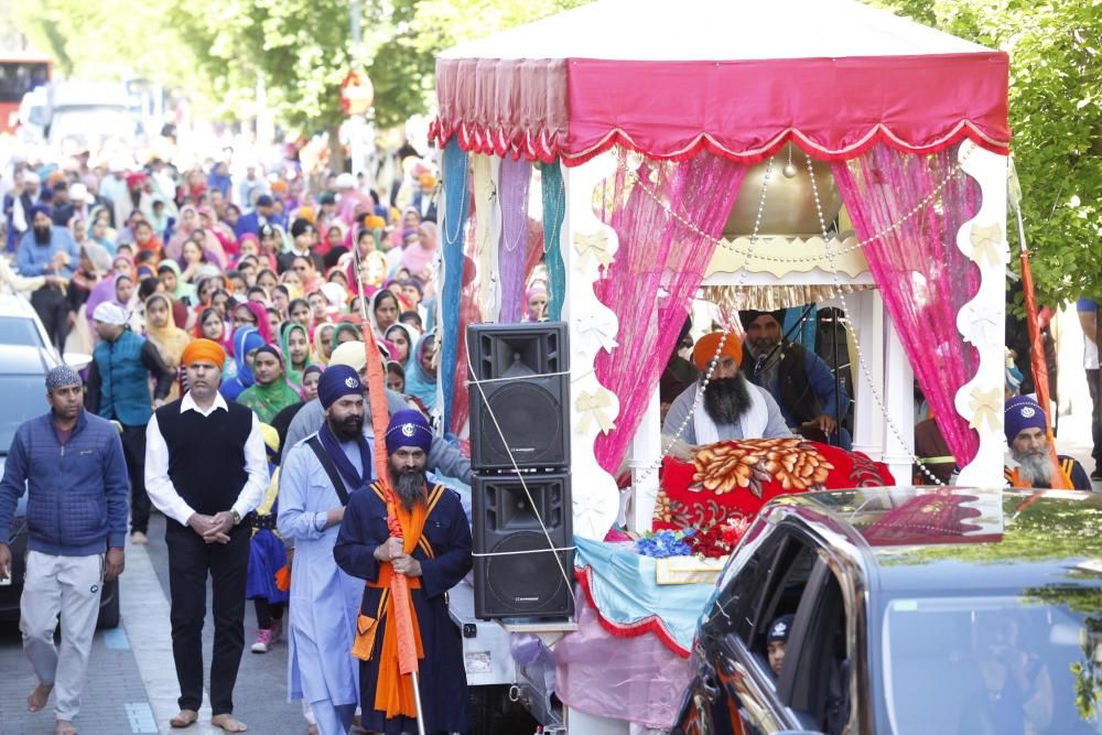 Processó per commemorar la celebració del Baisakhi a Salt