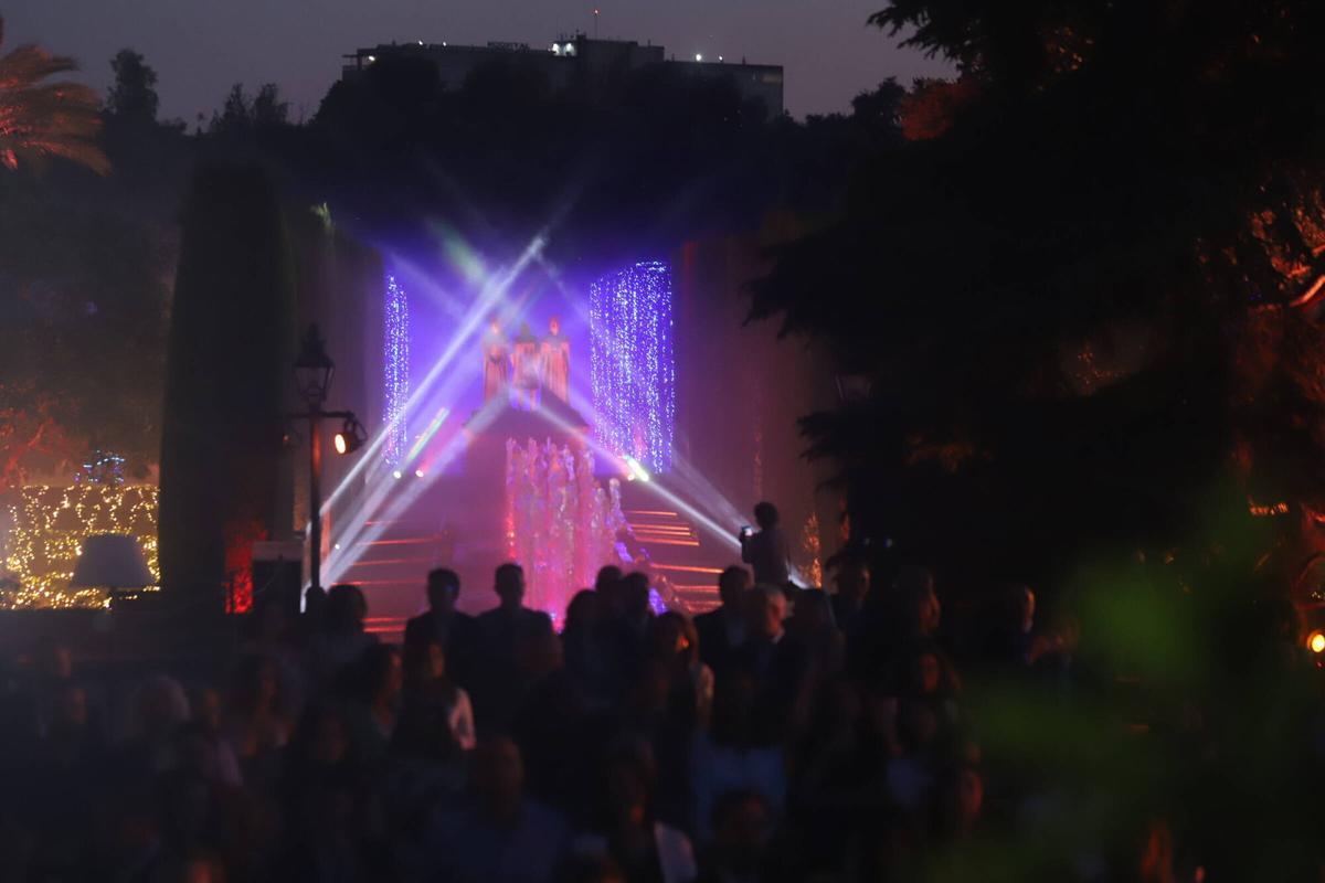 Las autoridades inauguran el espectáculo del Alcázar